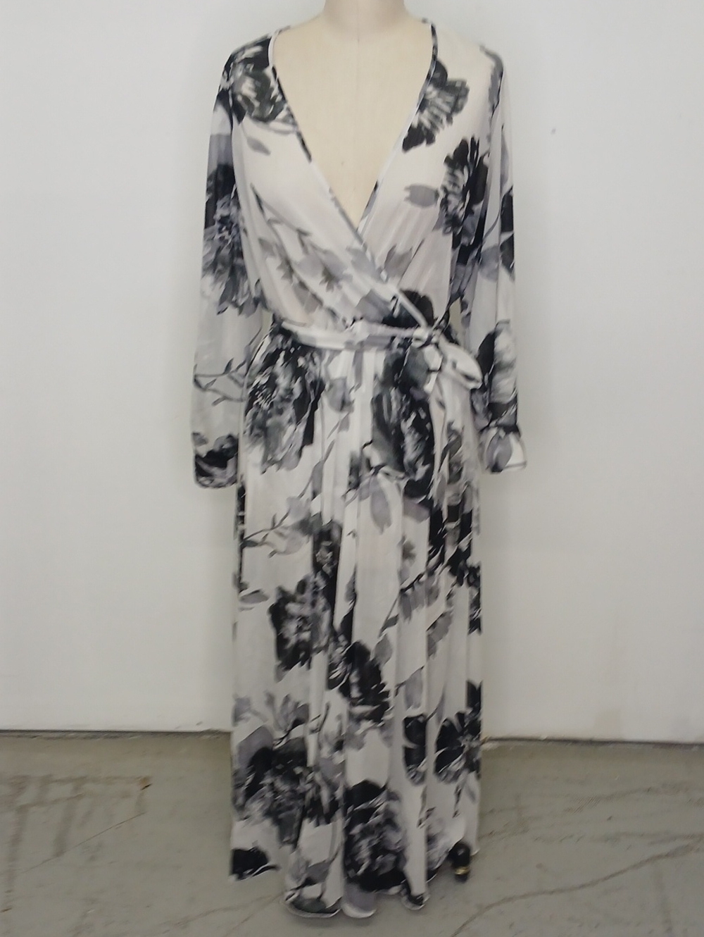 ENFOCUS Studio Black and White Shimmer Floral Dress Size 14W